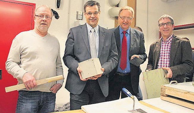 Sie freuen sich über die Eröffnung des neuen Labors: Hans Bischofberger, René Strasser, Ueli Berger und Mathias Tschanen. (Bild: Christof Lampart)