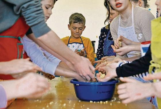 Viele Köche verderben nicht immer den Brei: Kinder im Primarschulhaus Schollenholz bereiten eine Falafel zu. (Bild: Reto Martin)