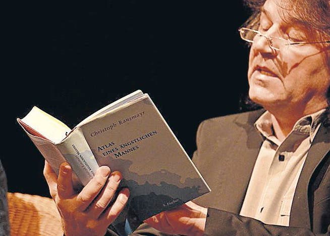 Theatermann Philippe Wacker liest vor. (Bild: Louise Jochims)