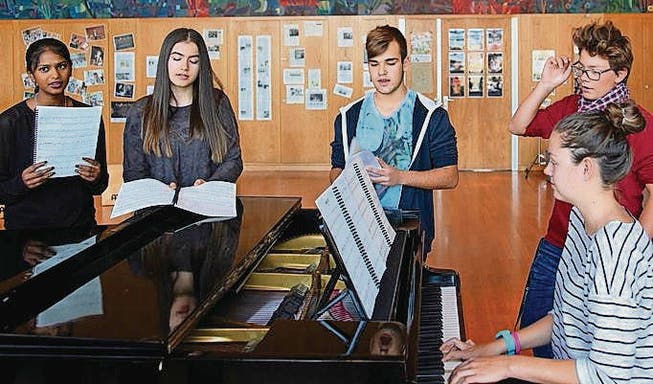 Shomija, Seyma, Martin, Jannik und Shannon am Klavier proben für ihren grossen Auftritt am Open Air. (Bild: pd)
