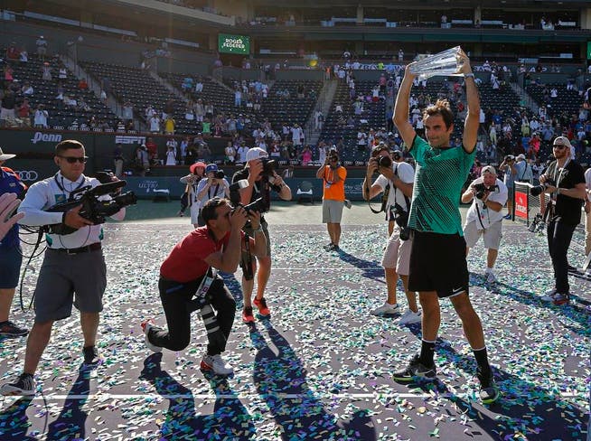 Roger Federer feiert in Indian Wells seinen 90. Sieg auf der ATP-Tour. (Bild: LARRY W. SMITH (EPA))