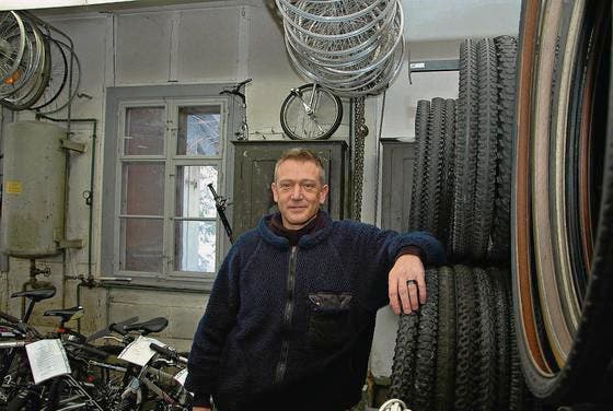 Thomas Dudler in der neuen Velowerkstatt, wo ausgemusterte Fahrräder aufgemöbelt oder ausgeschlachtet werden. (Bild: jw)