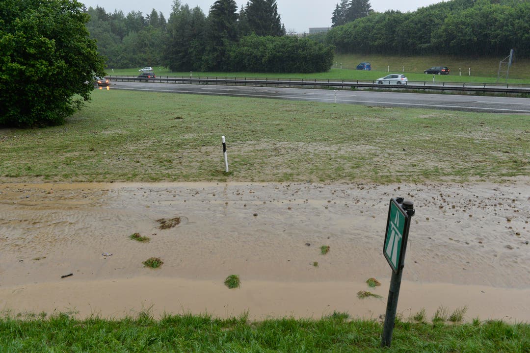 Überschwemmung auf der Autobahn A1 in Wil (Bild: Ralph Ribi)