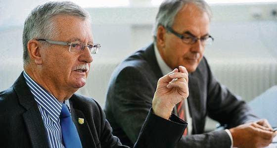20 Millionen gespart: Finanzdirektor Bernhard Koch und Peter Pauli, Chef der Finanzverwaltung, präsentieren das Budget 2013. (Bild: Donato Caspari)