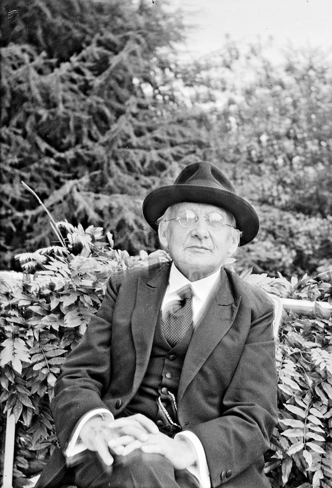 Erreichte hohe Auflagen: Jugendschriftsteller Niklaus Bolt, aufgenommen um 1935 in einem Garten. (Bild: Staatsarchiv des Kantons Bern/N Laederach 73.1)