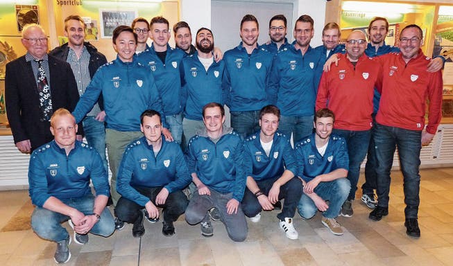Erstes Gruppenbild im neuen Trainingsanzug: Die neue Mannschaft des SC Aadorf posiert nach der Generalversammlung. (Bild: Kurt Lichtensteiger)