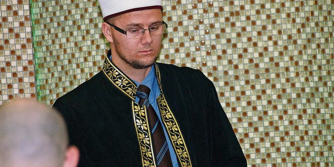 Ein Imam aus Serbien war zu Besuch bei der albanisch-islamischen Gemeinschaft im neuen Vereinslokal und Gebetsraum bei Niki's. (Bild: Heidy Beyeler)