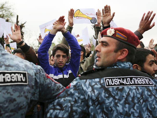 Polizei stellt sich in Armeniens Hauptstadt Eriwan vor Demonstrierende (Bild: KEYSTONE/AP PAN Photo/ARAM KIRAKOSYAN)