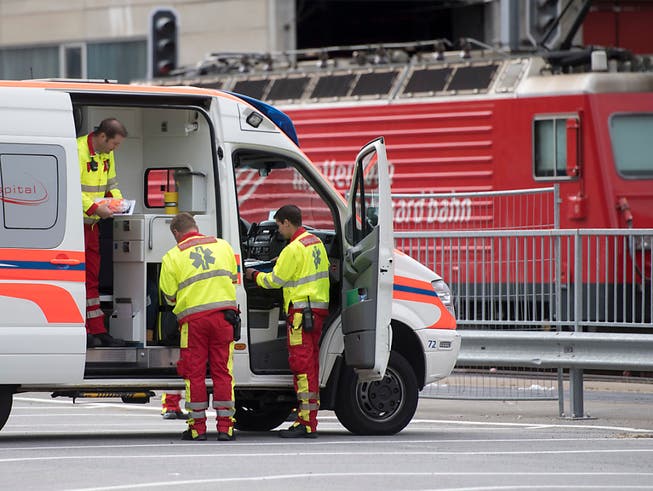 Im vergangenen Jahr sind im öffentlichen Verkehr 30 Personen getötet und 135 schwer verletzt worden. Beim Rangierunfall im Bahnhof Andermatt UR im September 2017 (Bild) gab es 30 Verletzte. (Bild: KEYSTONE/URS FLUEELER)