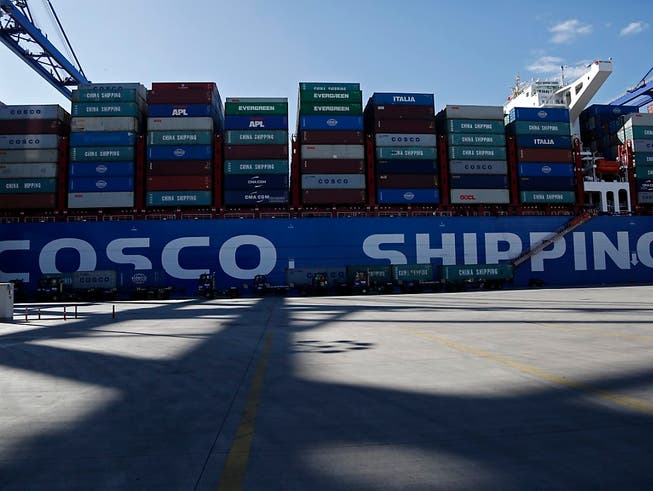 Ein Cosco-Schiff am Hafen von Piräus: Hier sollen kriminelle Banden an einem riesigen Zoll- und Steuerbetrug beteiligt sein. (Bild: KEYSTONE/EPA ANA-MPA/YANNIS KOLESIDIS)