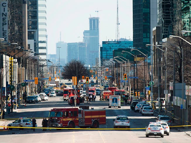 In diesem Strassenabschnitt im Zentrum Torontos wurden nach jüngsten Polizei-Angaben neun Personen von einem Lieferwagen getötet. (Bild: KEYSTONE/AP The Canadian Press/NATHAN DENETTE)