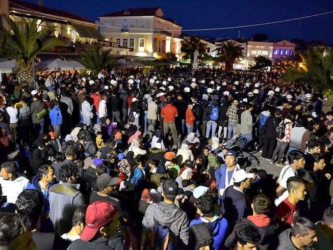 Der Protest der Migrantinnen und Migranten in Mytilini, die aufs griechische Festland wollen, dauert nun schon seit Tagen an. (Bild: KEYSTONE/EPA ANA-MPA/STR)