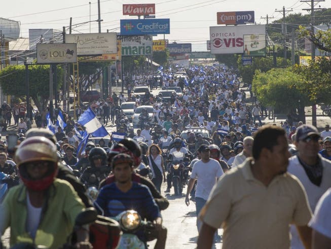 In Nicaraguas Hauptstadt Managua gingen erneut Tausende Menschen auf die Strasse. (Bild: KEYSTONE/EPA EFE/JORGE TORRES)