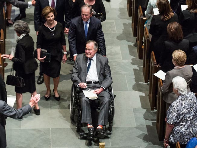 Wenige Tage nach dem Tod seiner langjährigen Ehefrau wird der ehemalige US-Präsident George H. W. Bush auf der Intensivstation eines Spitals behandelt. (Bild: KEYSTONE/EPA HOUSTON CHRONICLE / POOL/BRETT COOMER / POOL)
