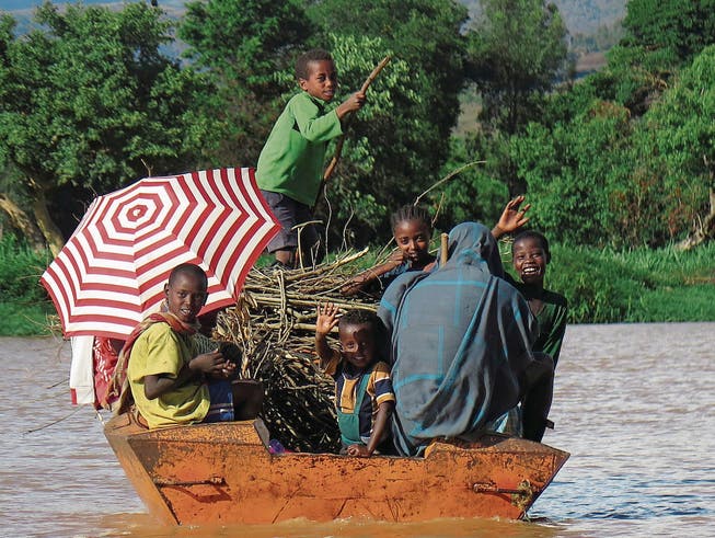 Es geht vorwärts. Äthiopier entdecken, dass sie mit regionalen Produkten Geld verdienen können. Das Bild zeigt eine Familie in der Nähe von Bahir Dar. (Bild: Dominik Buholzer)