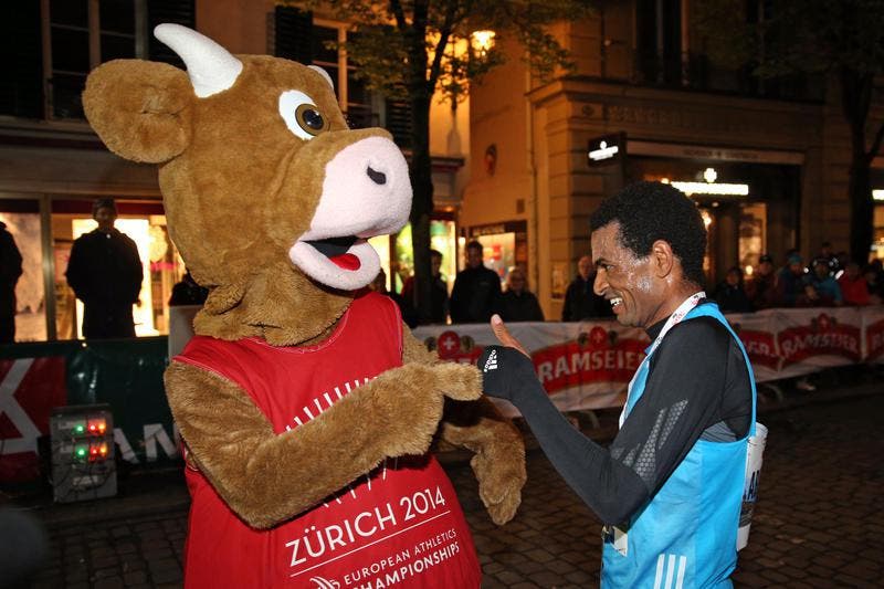EM Maskottchen Cooly mit Tadesse Abraham nach dem Elite Rennen der Männer am Luzerner Stadtlauf. (Bild: Philipp Schmidli / Neue LZ)