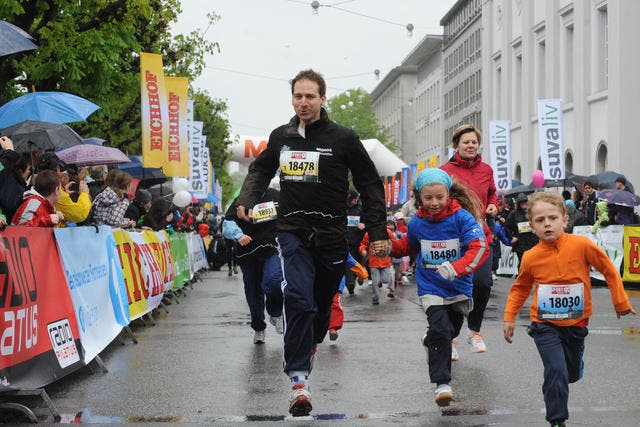 Eine Familie startet beim 36. Luzerner Stadtlauf 2013. (Bild: Boris Bürgisser / Neue LZ)