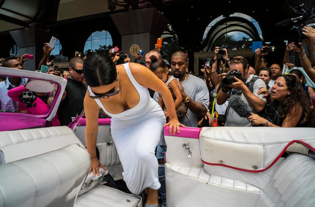 Kim Kardashian besteigt in Kubas Hauptstadt Havanna eine Edelkarosse. (Bild: Keystone)