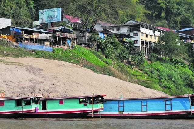 Blick vom Fluss auf Pak Beng, Zwischenstation der Fahrt von Huay Xai nach Luang Probang. Die Touristen werden hier von emsigen Anbietern von Übernachtungsstätten und Restaurantbesitzern erwartet. (Bild Oskar Keller)
