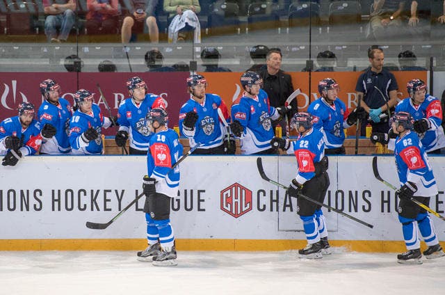 Die Spieler des EV Zug jubeln nach einem Treffer in der Champions Hockey League. (Bild: Keystone / Urs Flüeler)