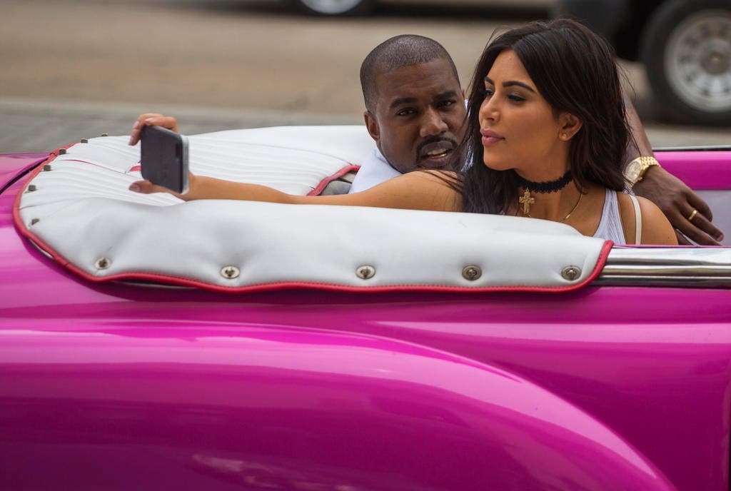 Selfie beim Autofahren - auch das ist Kim Kardashian. (Bild: Keystone)