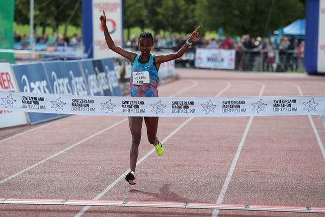 Die in Genf lebende Äthiopierin Tola Bekele läuft im Ziel ein und kann damit den Frauen-Streckenrekord für sich behaupten. (Bild: Roger Zbinden (03.09.2017))
