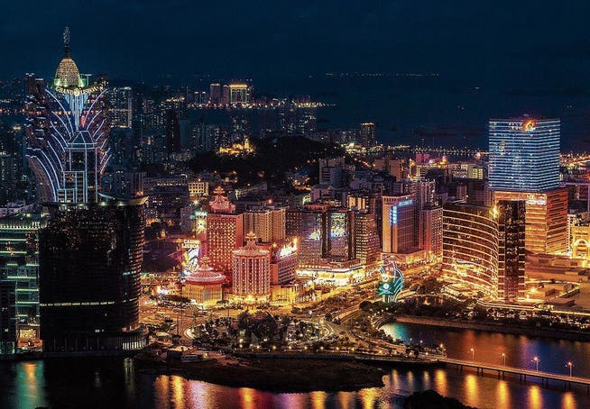Gigantische Hotels und ihre Casinos &ndash; Macaus Skyline bei Nacht . (Bilder: Getty)