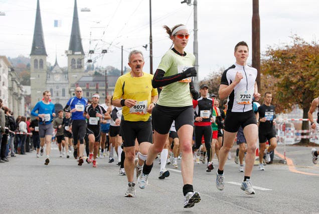 Läuferinnen und Läufer auf der Strecke des Lucerne Marathons 2009. (Bild Neue LZ)