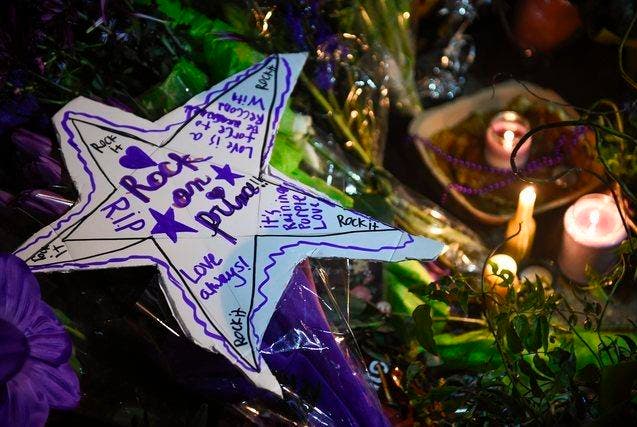 Fans von Prince trauern in Minneapolis. (Bild: EPA / Craig Lassig)