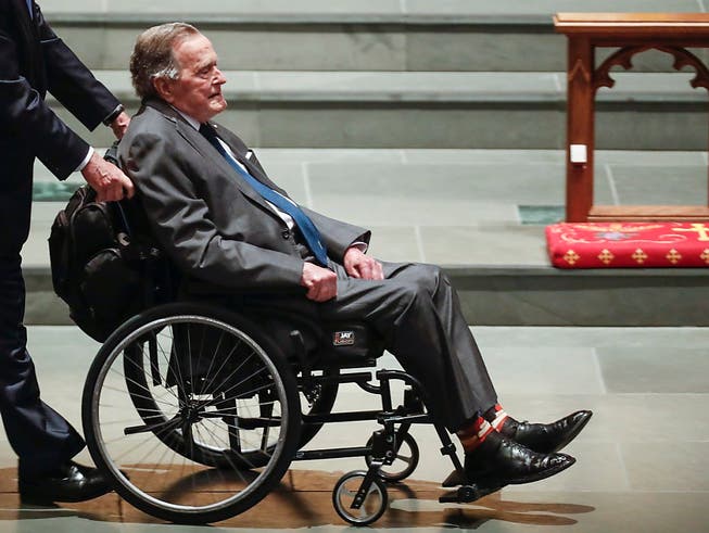 Sitzt im Rollstuhl und leidet an Parkinson: der frühere US-Präsident George H.W. Bush. (Bild: KEYSTONE/EPA HOUSTON CHRONICLE / POOL/BRETT COOMER / POOL)