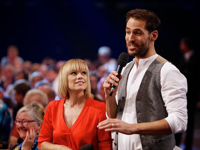 Francine Jordi und Alexander Mazza präsentieren die "Stadlshow" am Samstagabend in Offenburg. (Bild: KEYSTONE/APA/PETER KRIVOGRAD)