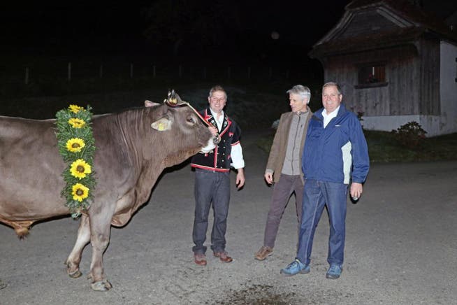 Präsentieren stolz den Siegermuni Dimitri (von links): Züchter Fabian Kempf, Sponsor Max Burri und OK-Präsident Guido Keller. (Bild: PD)