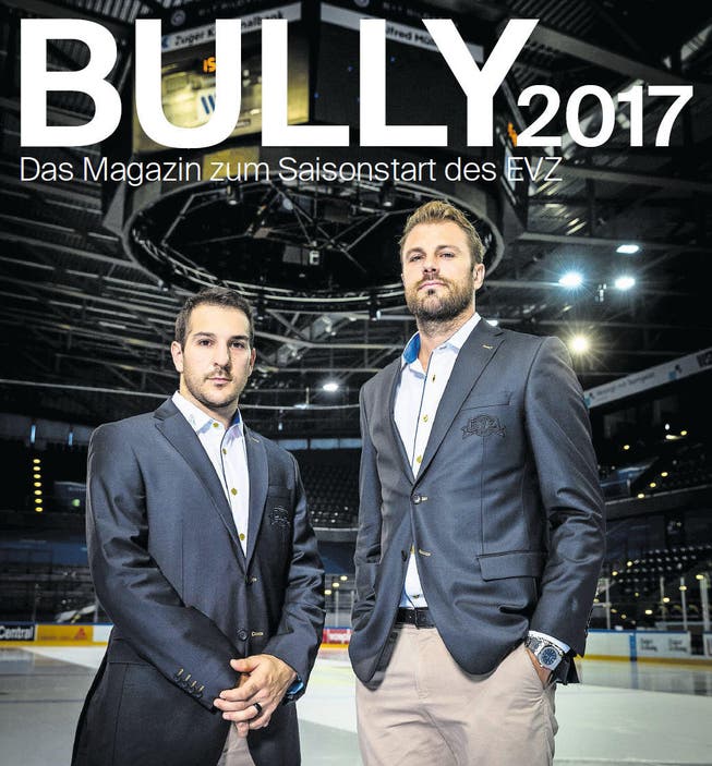 Titelseite des neuen «Bully» Viktor Stalberg und Garrett Roe, die beiden neuen Ausländer beim EV Zug – fotografiert in der Bossard-Arena. (Bild: Philipp Schmidli (Zug, 29. August 2017))