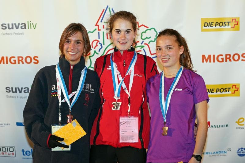 Evelyne Dietschi, Flavia Stutz und Anja Rüdisüli (von links) auf dem Podium nach dem Nachwuchselite Rennen der Frauen am Luzerner Stadtlauf (Bild: Philipp Schmidli / Neue LZ)