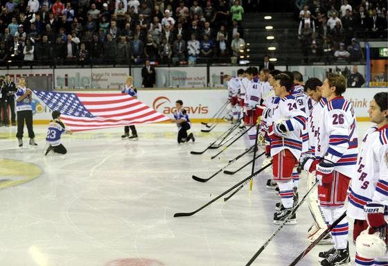 Die New York Rangers vor dem Spiel während der Nationalhymne. (Bild: Keystone)