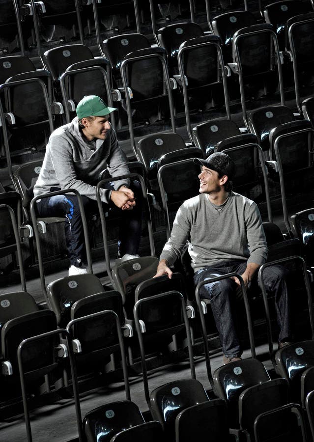 Die EVZ-Spieler Damien Brunner (links) und Rafael Diaz, fotografiert auf der Tribüne in der Bossard-Arena. (Bild: Pius Amrein / Neue ZZ)