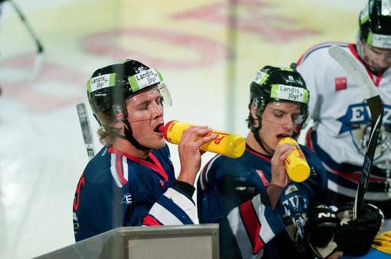 Timo Helbling (links) und Fabian Lüthi stärken sich mit isotonischen Getränken. (Bild: Roger Grütter/Neue LZ)
