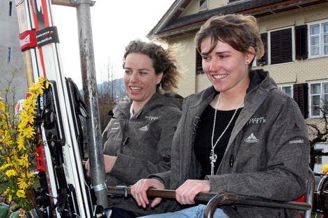 Die Skirennfahrerinnen Nadia Styger (links) und Fabienne Suter am Umzug durch ihre Heimatgemeinde im schwyzerischen Sattel. (Bild André Häfliger/Neue LZ)