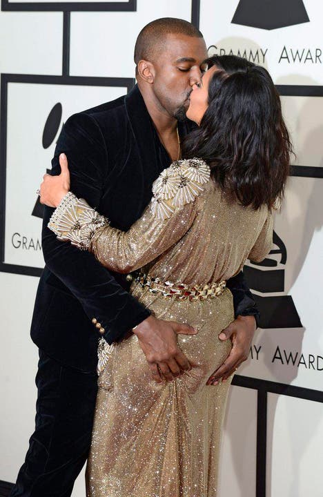 Ein Kuss von Rapper Kanye West für seine Kim. (Bild: Keystone)