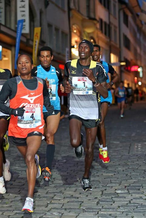 Bernard Matheka (links 4), Tadesse Abraham (mitt3 12) und der spätere Sieger Patrick Mugur Ereng (rechts 1) beim Elite Rennen der Männer am Luzerner Stadtlauf (Bild: Philipp Schmidli / Neue LZ)
