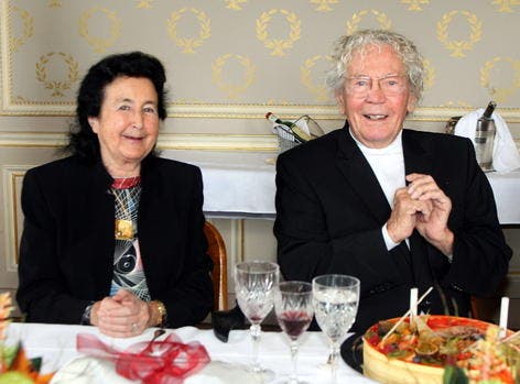 Doris und Hans Erni beim Mittagessen in der Genfer Villa «La Grange». (Bild André Häfliger/Neue LZ)