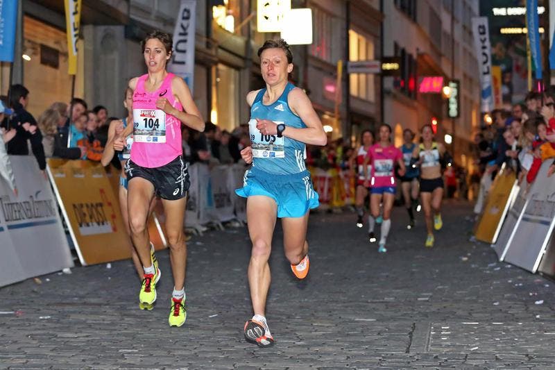 Fabienne Schlumpf (links) und Karolina Jarzinska beim Elite Rennen der Frauen (Bild: Philipp Schmidli / Neue LZ)