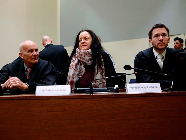Die Hauptangeklagte im NSU-Prozess, Beate Zschäpe, sitzt im Gerichtsaal zwischen ihren Vertrauensanwälten. (Bild: KEYSTONE/AP POOL/MATTHIAS SCHRADER)