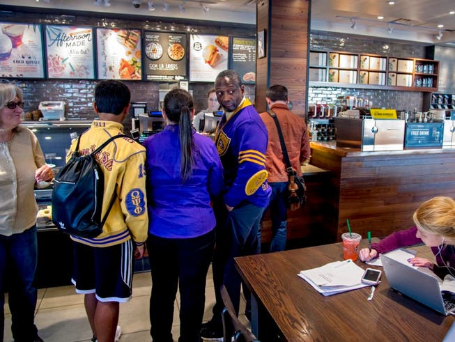 Nach einer umstrittenen Festnahme von zwei Afroamerikanerin in einer Filiale schickt Starbucks rund 175'000 Beschäftigte in ein Anti-Rassismus-Training. (Symbolbild) (Bild: KEYSTONE/AP The Philadelphia Inquirer/TOM GRALISH)