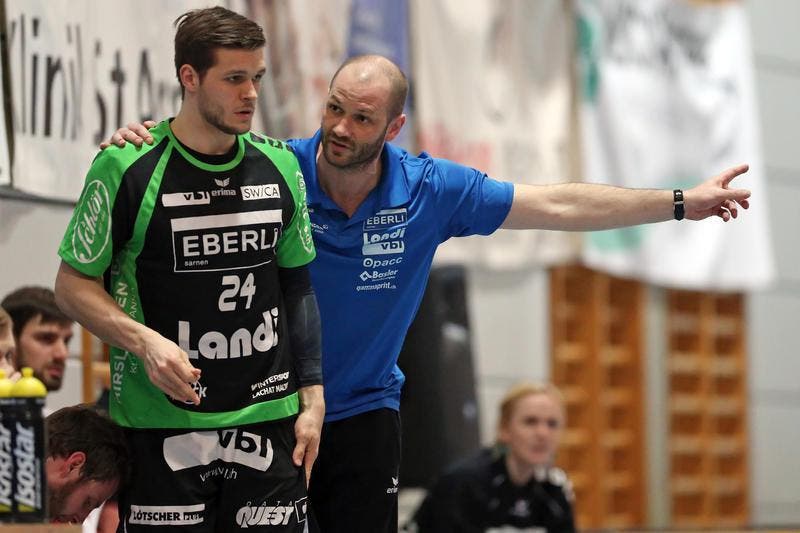 Der Krienser Trainer Heiko Grimm gibt Tobias Baumgartner Anweisungen. (Bild: Philipp Schmidli / Neue LZ)
