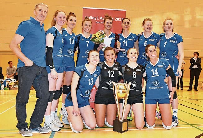 NLB-Meister Volley Luzern mit Korina Perkovac (mit Blumenstrauss). (Bild: Christian Lafargue (Luzern, 24. 3. 2018))