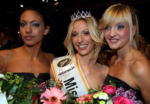 Das Podest der Miss Zentralschweiz-Wahl 2010 (v.l.): Daphne Imholz (2.), Chantal Heggli (1.) und Cinzia Fähndrich (3.). (Bild André Häfliger/Neue LZ)