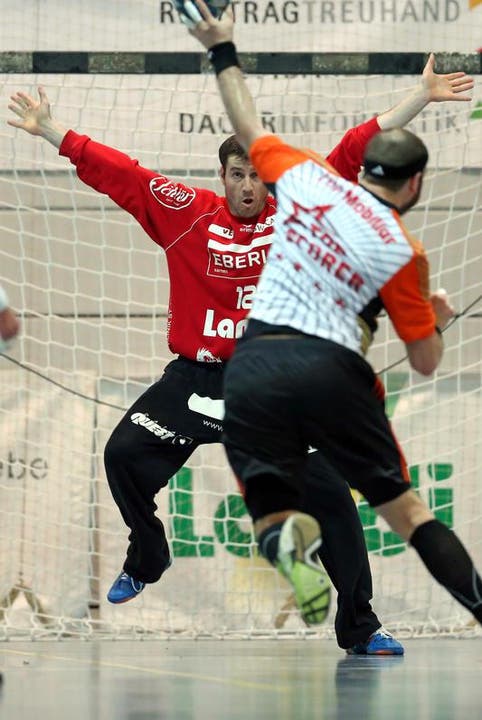 Der Krienser Goalie Roman Schelbert, links, vor Schaffhausens Rares Jurca. (Bild: Philipp Schmidli / Neue LZ)