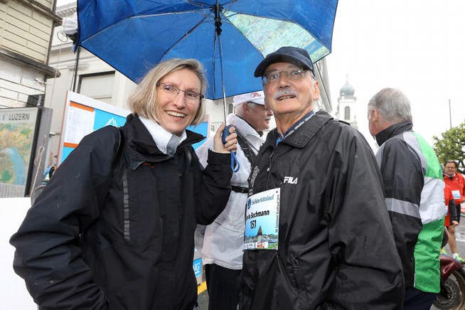 Steht mit dem Projekt Solidaritätslauf nicht im Regen: OK-Präsident Erwin Bachmann, hier mit der letztjährigen Ehrenstarterin Prisca Birrer-Heimo.Bild Philipp Schmidli
