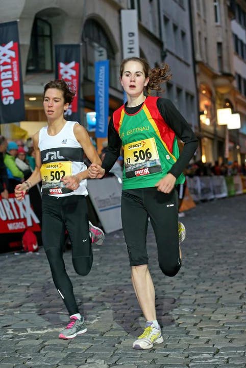 Flavia Stutz (rechts) gewinnt das Nachwuchselite Rennen der Frauen (Bild: Philipp Schmidli / Neue LZ)